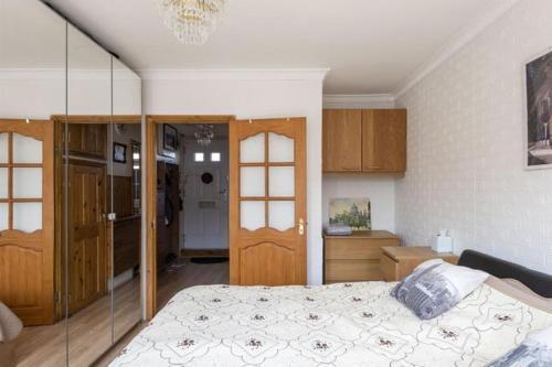 1 Bedroom Flat Close to City with Free Parking Arrangement