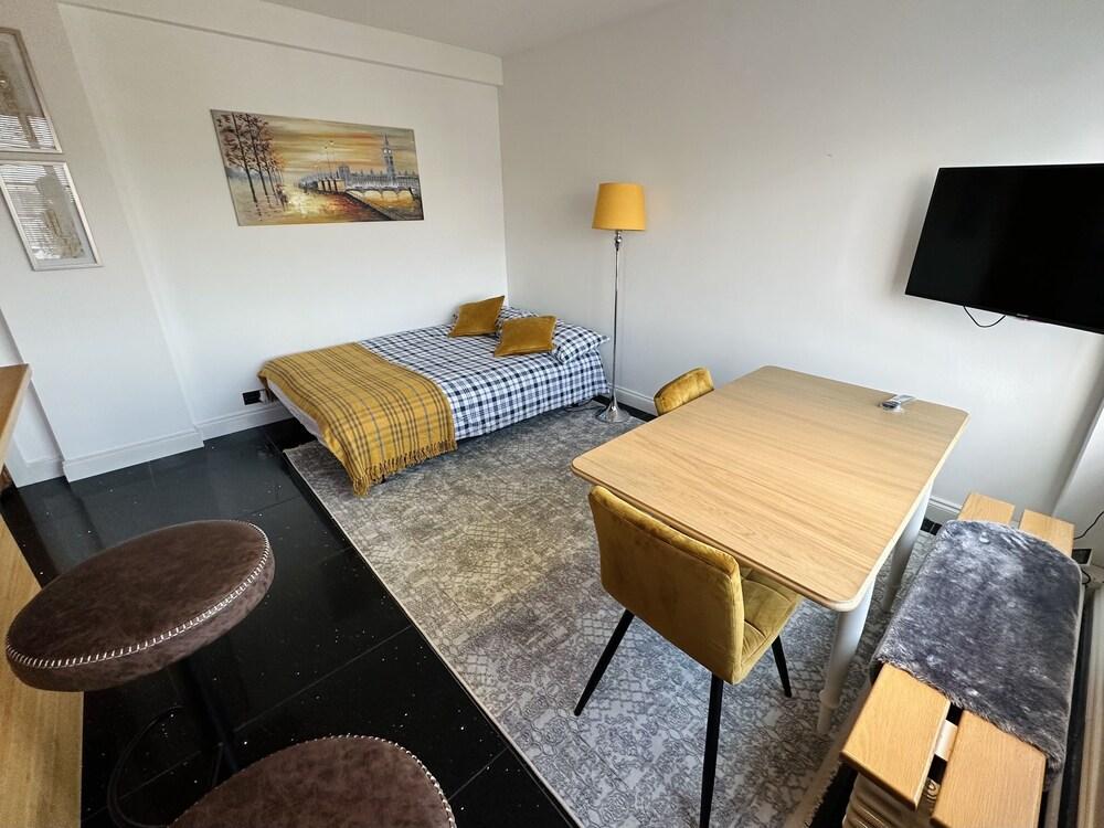 Beautiful Quality Apartment in Camden - Tap to explore photos