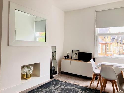 Bright CHISWICK Apartment - Great LOCATION - Tap to explore photos