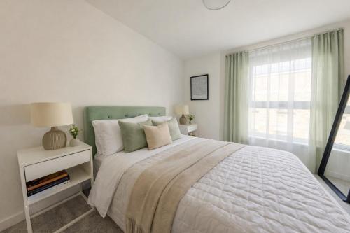 2 Bed Shoreditch Skyline Modern Flat By Station - Tap to explore photos