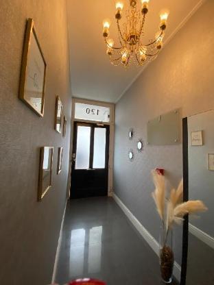 Holland Rd Studios Close to Olympia London - Tap to explore photos