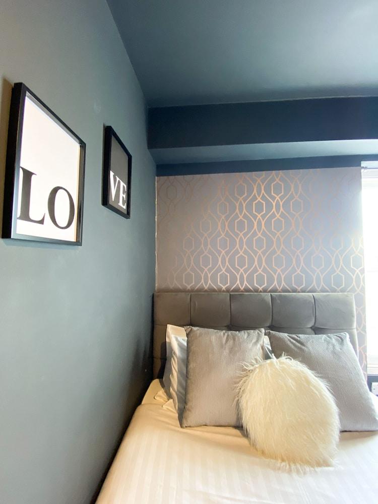 Holland Rd Studios Close to Olympia London - Tap to explore photos