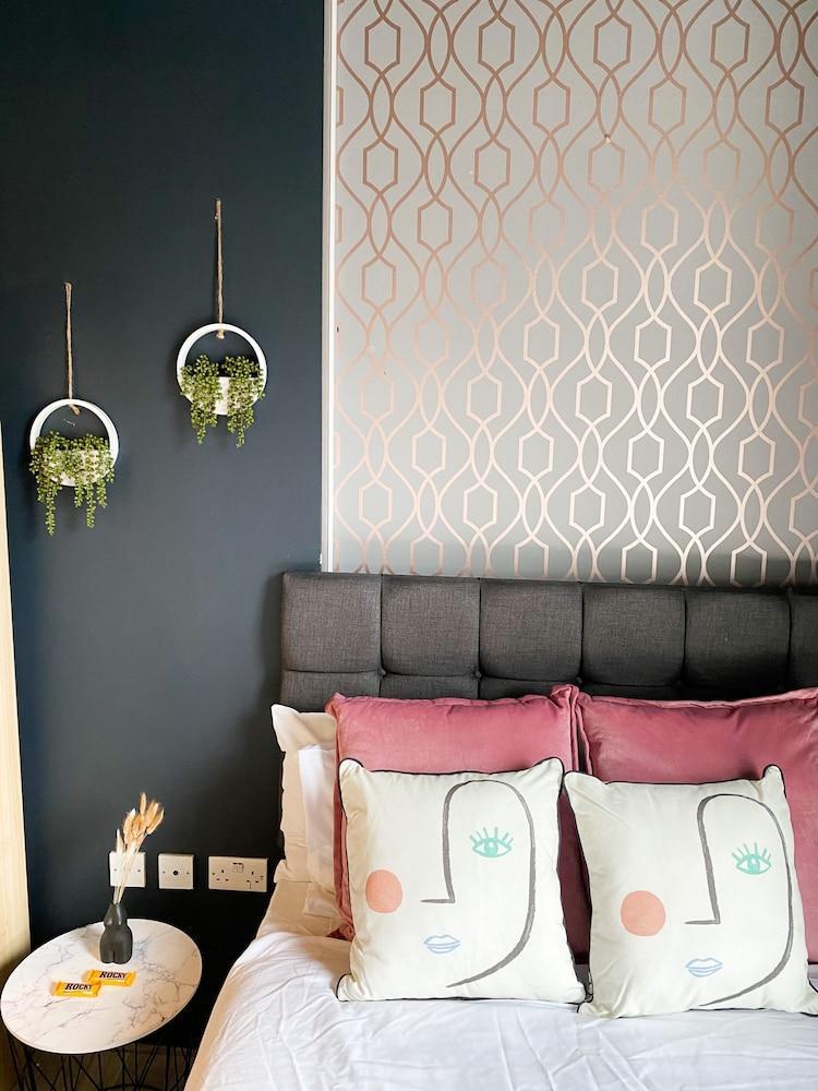 Holland Rd Studios Close to Olympia London