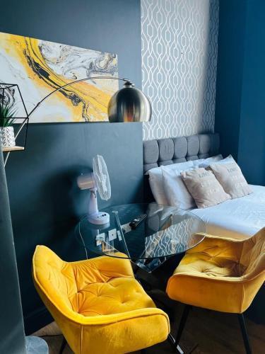 Holland Rd Studios Close to Olympia London - Tap to explore photos