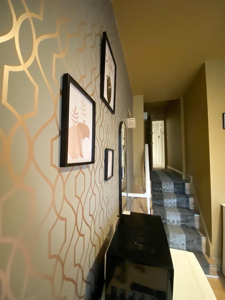 Holland Rd Studios Close to Olympia London - Tap to explore photos