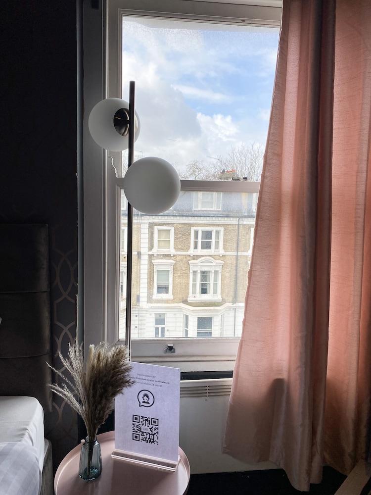 Holland Rd Studios Close to Olympia London - Tap to explore photos