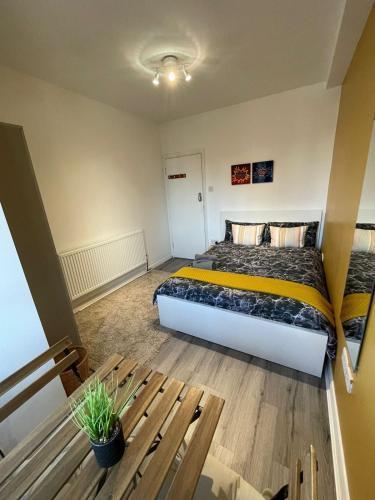 5 minutes to Wembley Rooms - Tap to explore photos