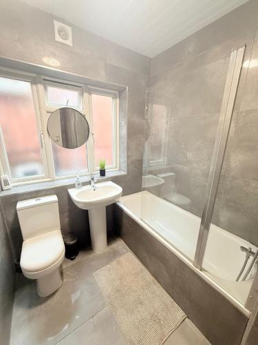 5 minutes to Wembley Rooms - Tap to explore photos