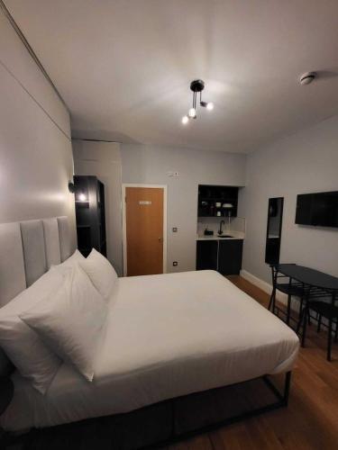 FB3- Basement Studio Fits 2 Near Hyde Park - Tap to explore photos
