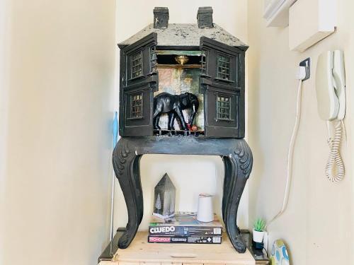 London's Central East End 2 Bedroom City Apartments - Tap to explore photos