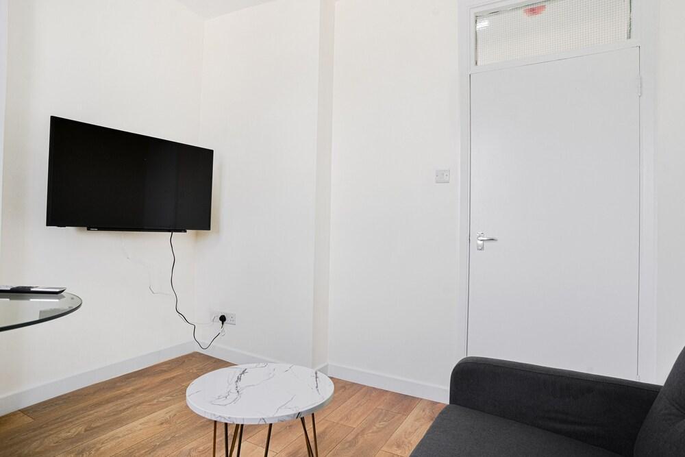 Charming 1-bed Apartment in Euston - Tap to explore photos