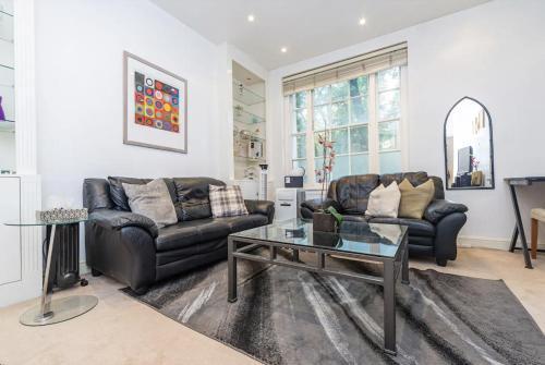 spacious Knightsbridge flat - Tap to explore photos