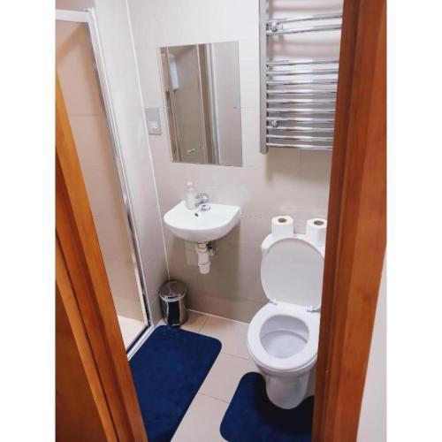 F407-4th Flr Studio for 2 Near Hyde Park - Tap to explore photos