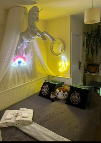 Magical Wizardry Flat in Central London - Tap to explore photos