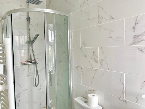 London Studio Apartments, Private Bathroom, Kitchenette, Parking, NP3 - Tap to explore photos