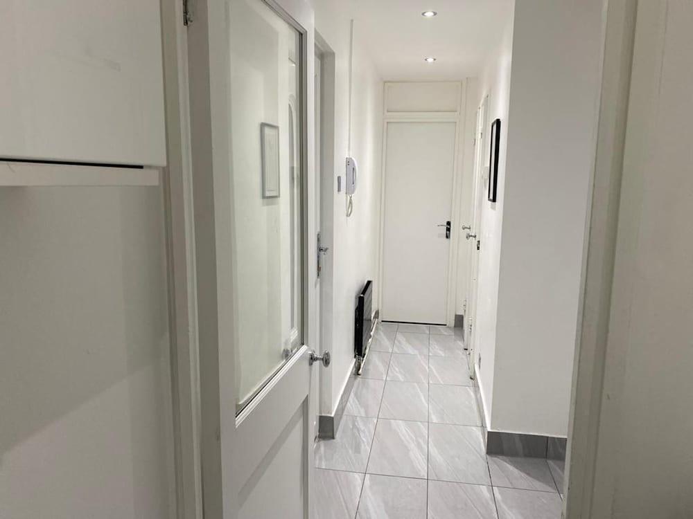 Luxurious 2-bed Apartment in Woolwich, London - Tap to explore photos