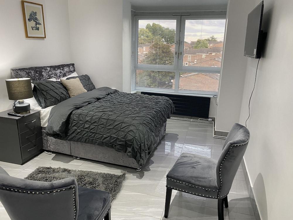 Luxurious 2-bed Apartment in Woolwich, London - Tap to explore photos