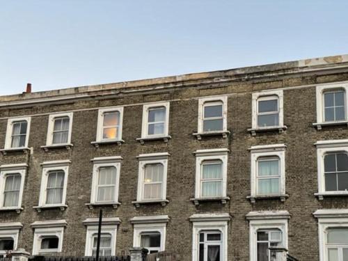 London Budget Bliss - Tap to explore photos