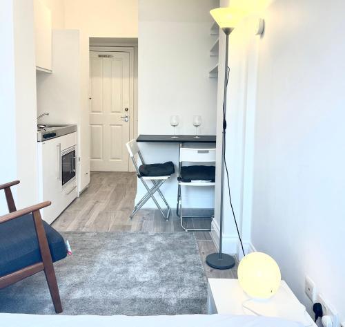 Stylish Studios by Luxestays Shepherds Bush - Tap to explore photos