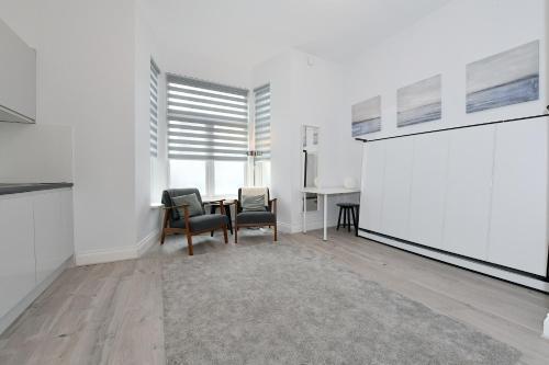 Stylish Studios by Luxestays Shepherds Bush - Tap to explore photos