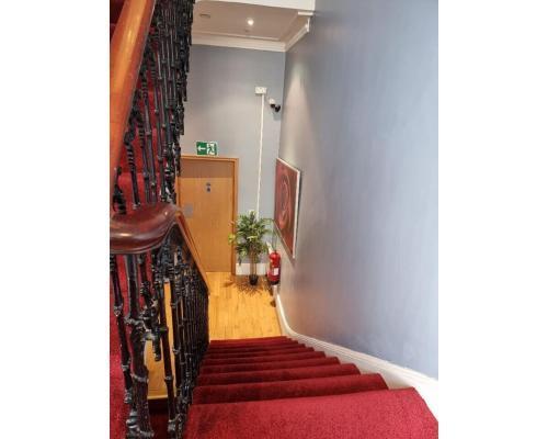 F101-First Floor Flat Fits 3 Near Hyde Park - Tap to explore photos