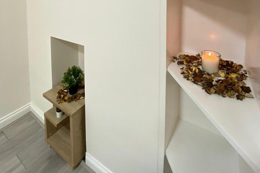 Impeccable Studio Apartment in West London - Tap to explore photos