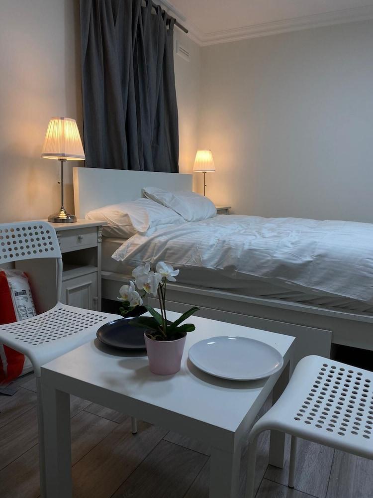 Impeccable Studio Apartment in West London - Tap to explore photos