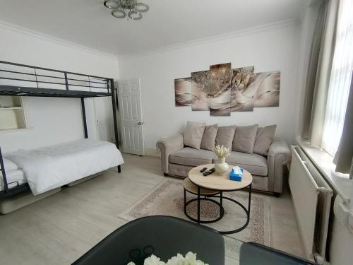 New look flat In Waterloo