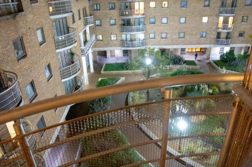 Meridian Stays Canary Wharf Close to Excel and O2 - Tap to explore photos