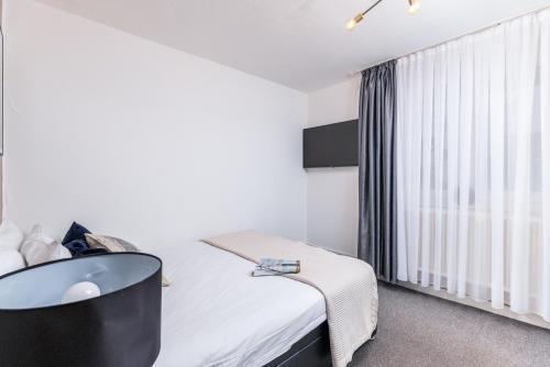 Spacious and Modern 4 Bed Apartment next to Borough Station - Tap to explore photos
