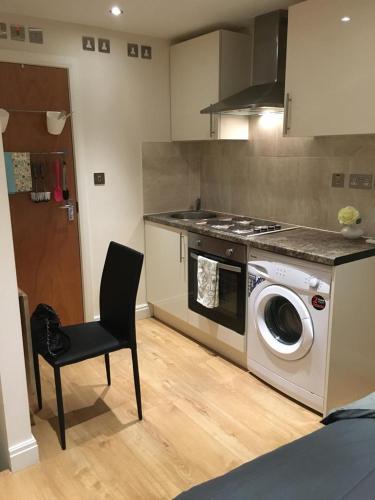 Studio flat in the heart of Golders Green - Tap to explore photos