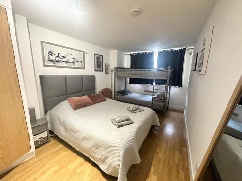 London Bridge apartment - Tap to explore photos