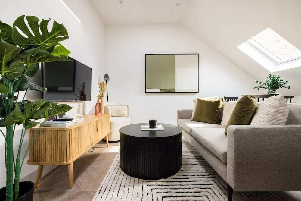 The Battersea Classic - Charming 2bdr Flat With Study Room - Tap to explore photos