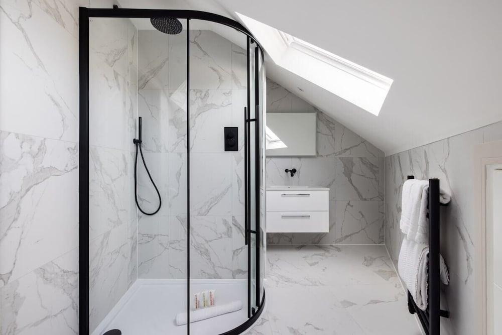 The Battersea Classic - Charming 2bdr Flat With Study Room - Tap to explore photos