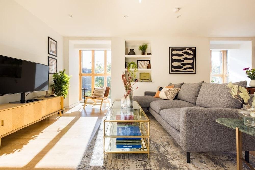 The London Loft - Glamorous 2bdr Flat With Parking - Tap to explore photos