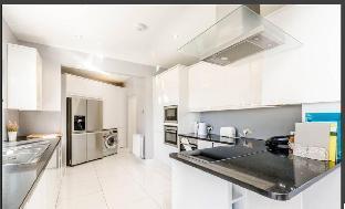 Luxury House in Pinner, 30 min to Central London! - Tap to explore photos
