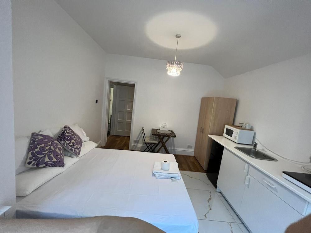 Lovely Studio Flat in London - Tap to explore photos