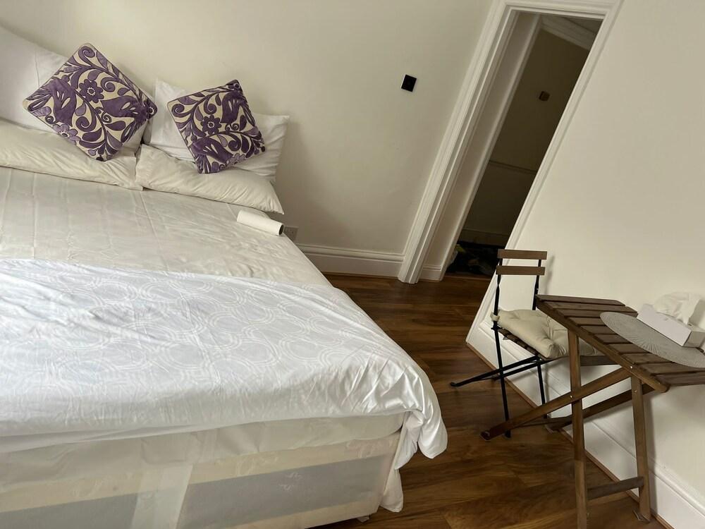 Lovely Studio Flat in London - Tap to explore photos