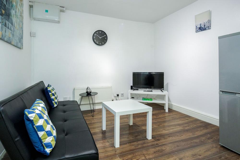 Charming 1-bed Basement Apartment in Lewisham - Tap to explore photos