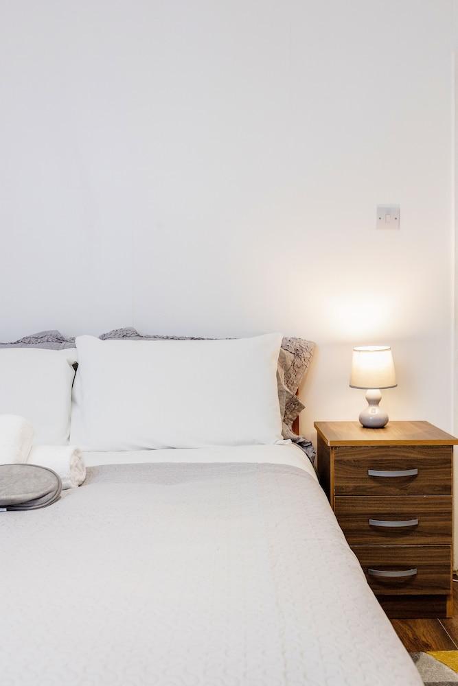 Charming 1-bed Basement Apartment in Lewisham - Tap to explore photos