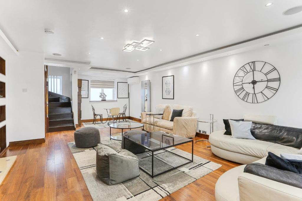 Grand 5 Bed Hyde Park Home with Private Roof Terrace & Parking - Tap to explore photos