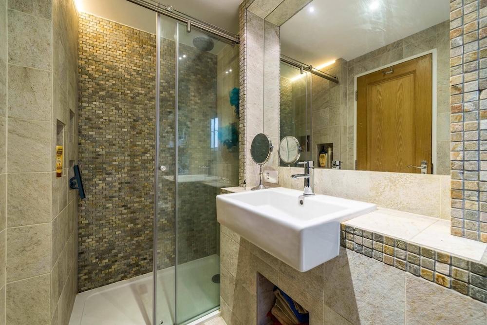 NEW Elegant 2BD Flat Maida Vale Central London - Tap to explore photos