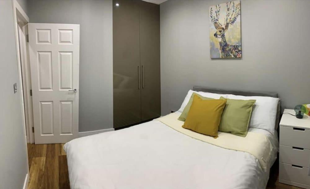 Charming 2-bed Apartment - Tap to explore photos