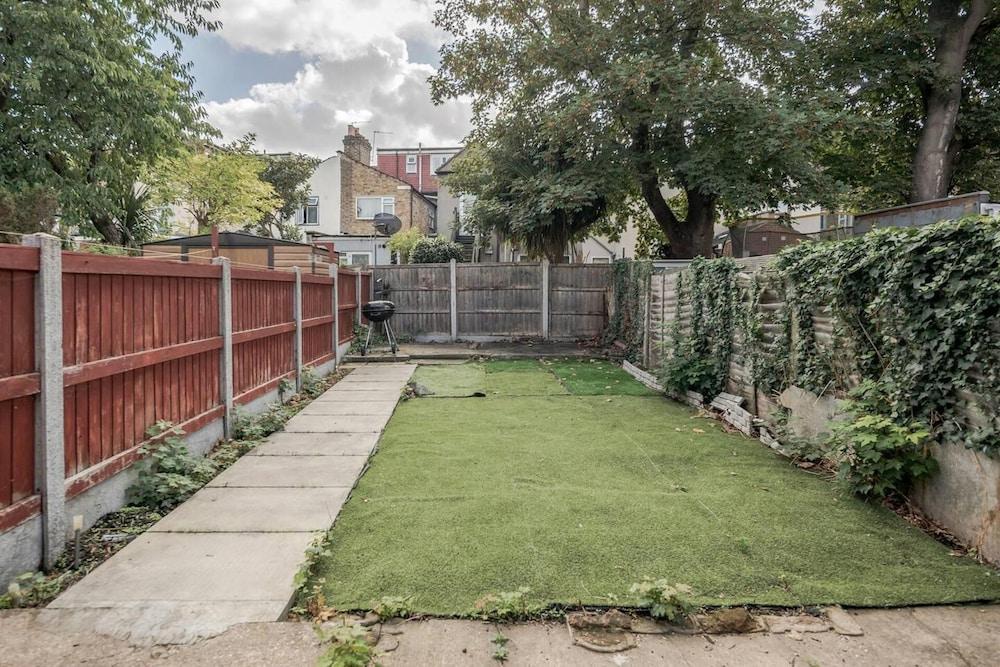 Impeccable and Welcoming 3-bed House in London - Tap to explore photos