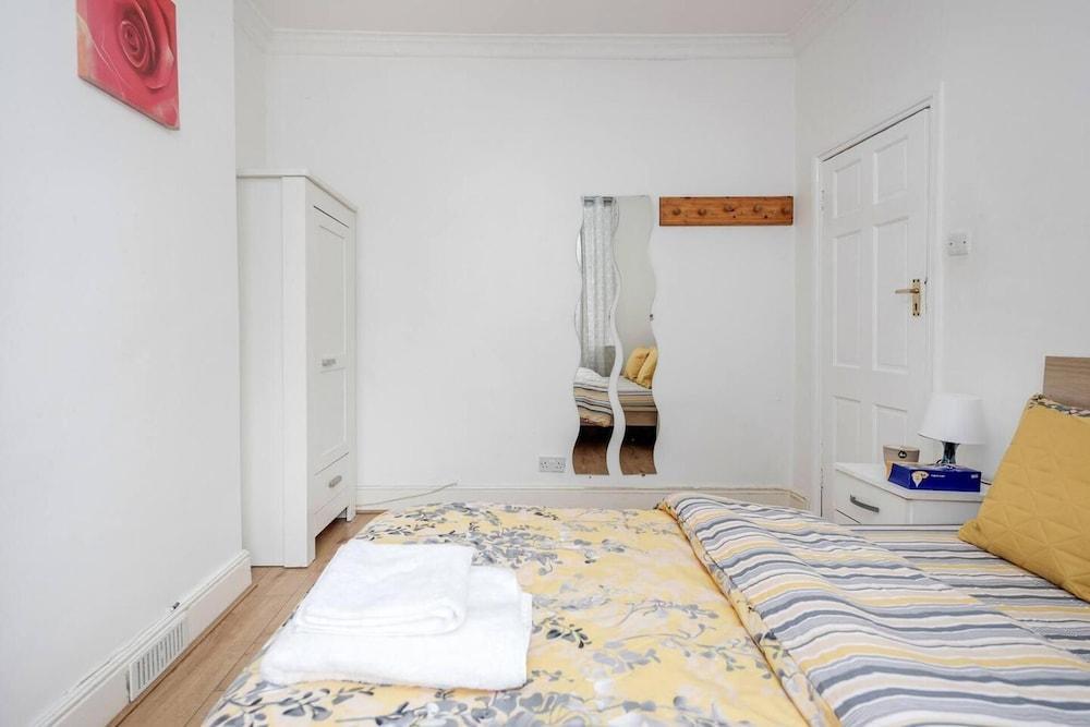 Impeccable and Welcoming 3-bed House in London - Tap to explore photos