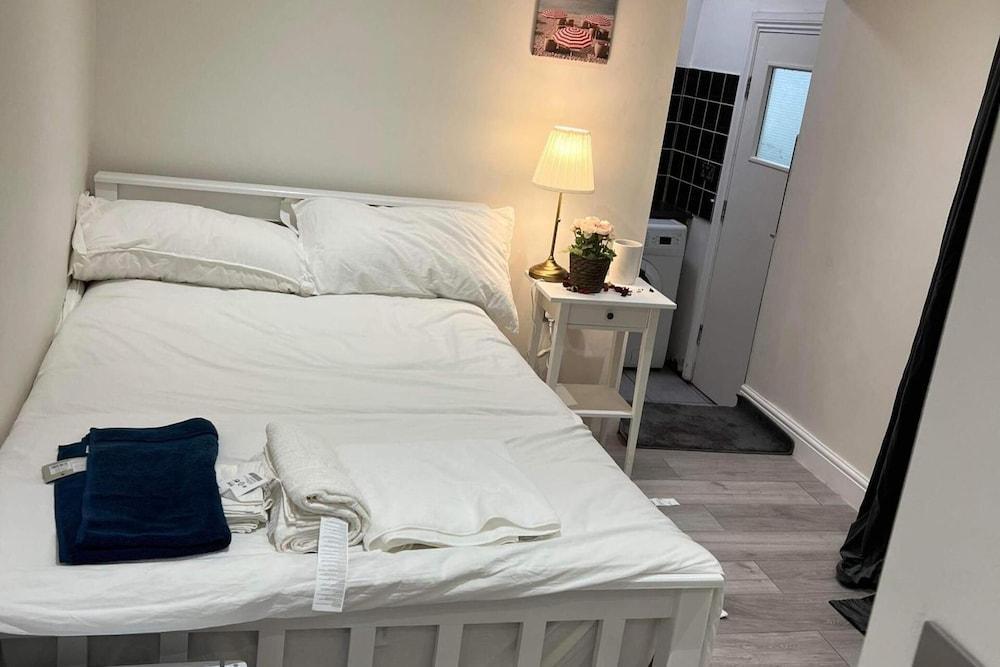 Studio Sleeps 2 - 5min to Acton Town Underground