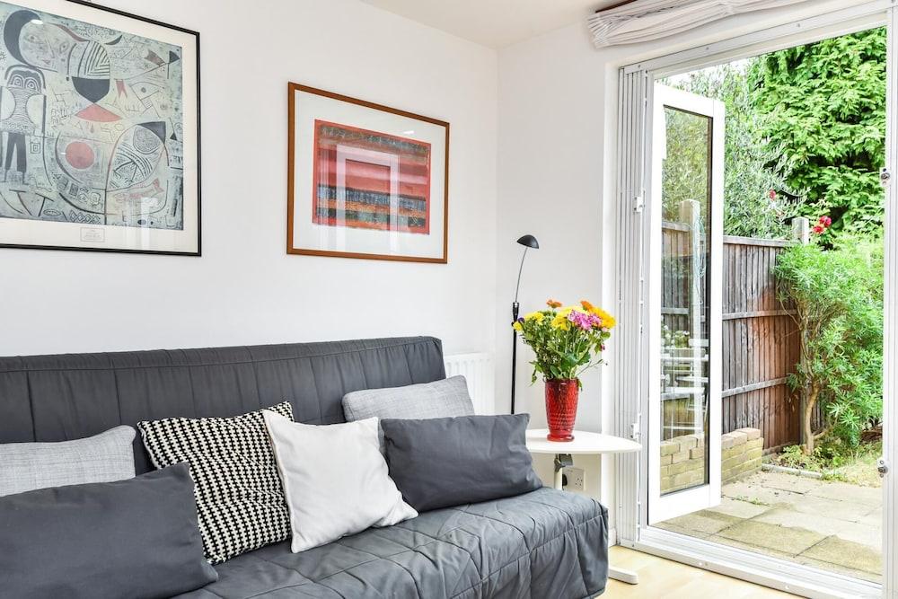 Modern 4 Bedroom Terraced House by the Thames! - Tap to explore photos