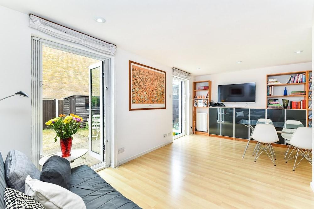 Modern 4 Bedroom Terraced House by the Thames! - Tap to explore photos