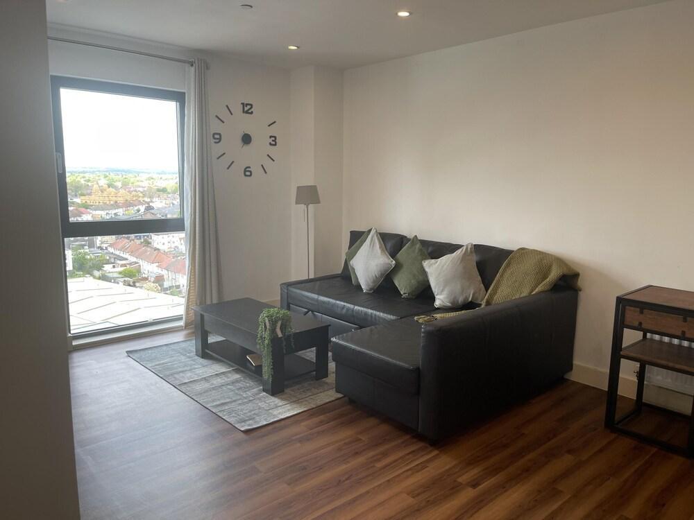 Lovely Luxury 1-bed Apartment in Wembley - Tap to explore photos