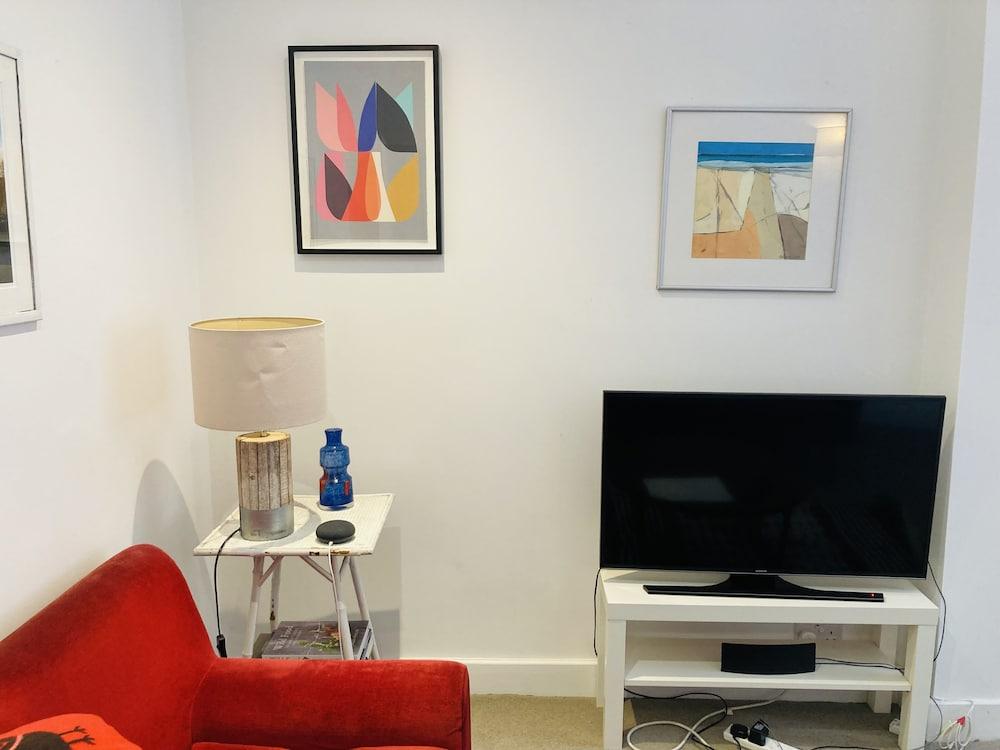 Impeccable 1-bed Apartment in London - Tap to explore photos